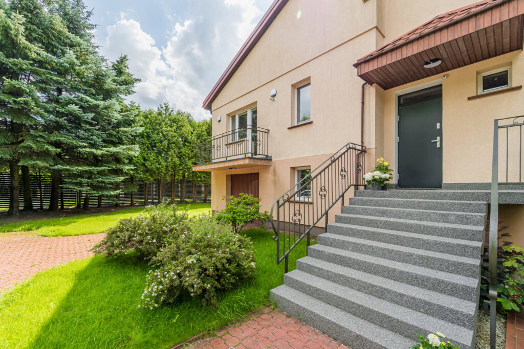 Salon + 6 pokoi, strzeżone osiedle, działka 840 m2 - zdjęcie 1