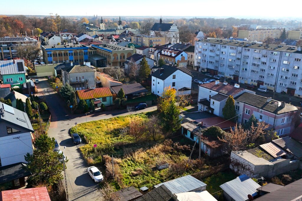 Działka inwestycyjna zabudowana budynkiem usługowy - zdjęcie 3