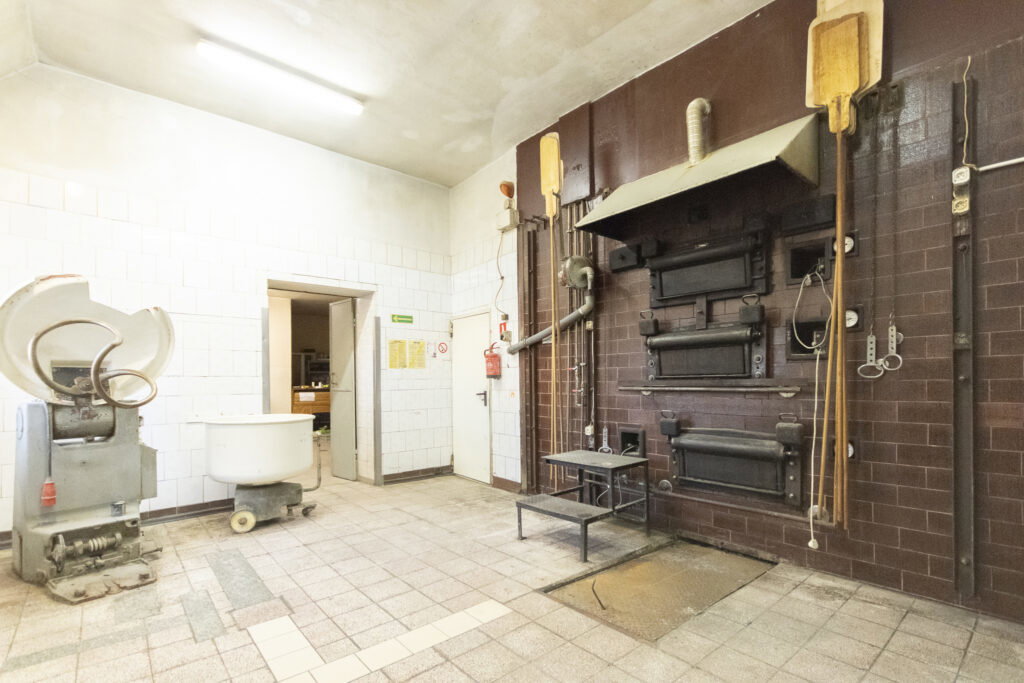 Budynek mieszkalno - komercyjny, Kucharzowice. - zdjęcie 4