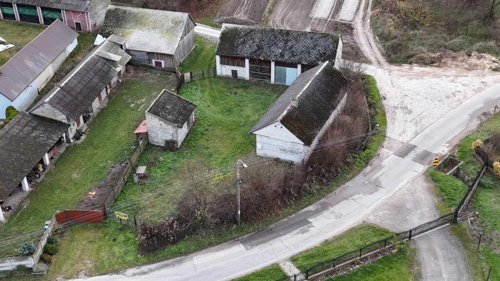 Działka budowlana z zabudowaniami - zdjęcie 6