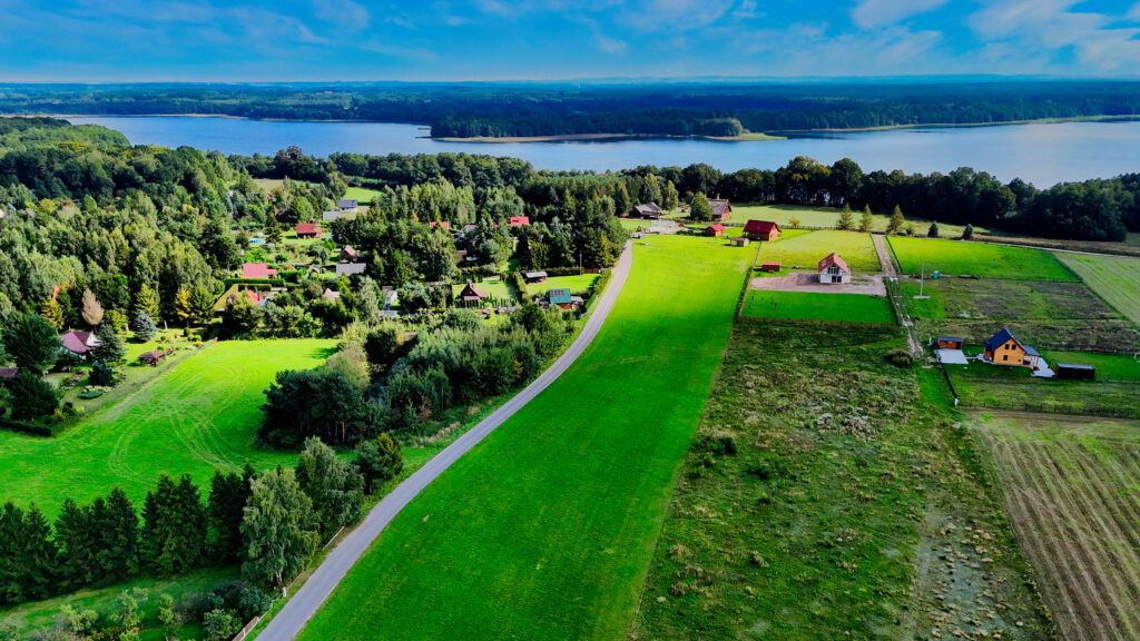 Na sprzedaż działka budowlana blisko jeziora - zdjęcie 2