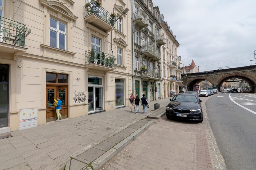 Lokal usługowy z witrynami w super lokalizacji - zdjęcie 4