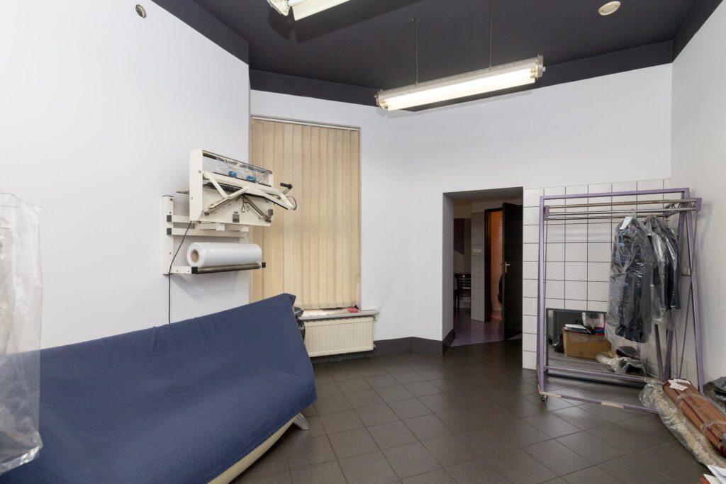 Lokal usługowy z witrynami w super lokalizacji - zdjęcie 12