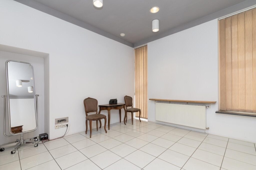 Lokal usługowy z witrynami w super lokalizacji - zdjęcie 10