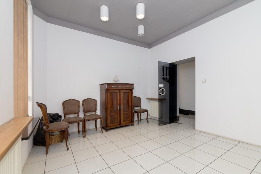 Lokal usługowy z witrynami w super lokalizacji - zdjęcie 11