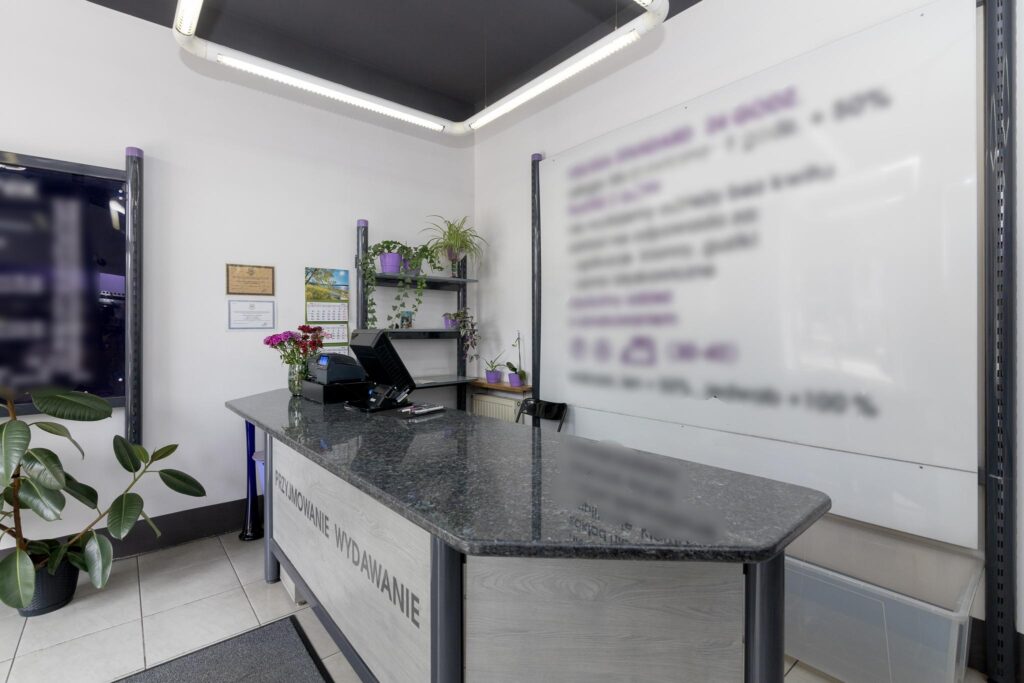 Lokal usługowy z witrynami w super lokalizacji - zdjęcie 6