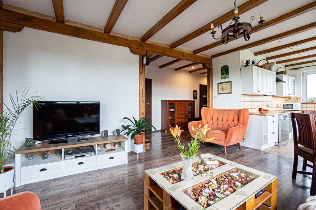 Klimatyczny dom z dużym tarasem - zdjęcie 1