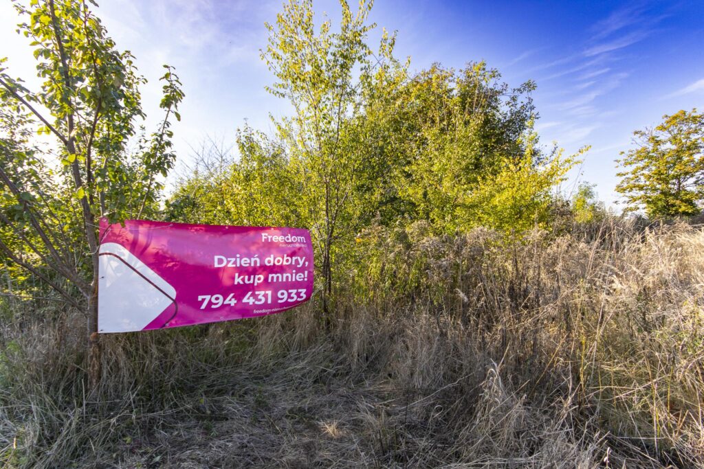 Dwie działki budowlane na przyjaznym osiedlu - zdjęcie 1