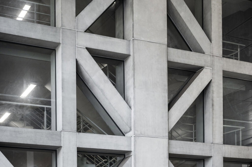 Brutalizm w architekturze definiuje się nie tylko swoją monumentalnością, ale także surowością i prostotą formy
