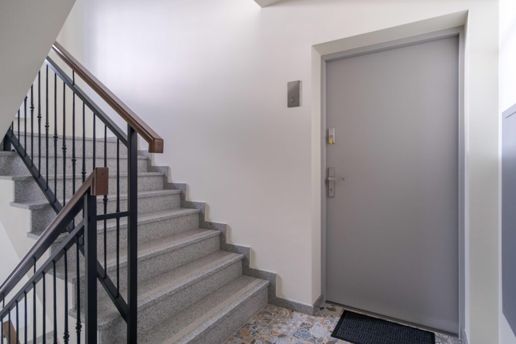 Mieszkanie z garażem i komórką lokatorską - zdjęcie 5