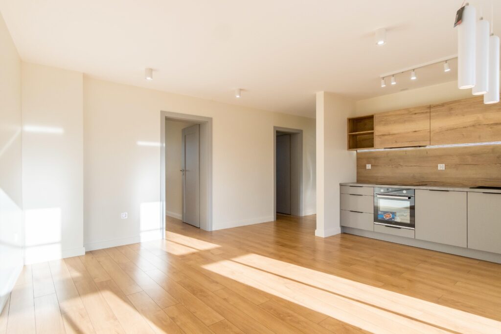 Mieszkanie z garażem i komórką lokatorską - zdjęcie 1