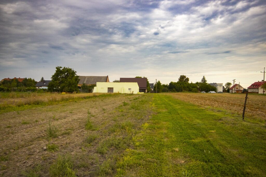 Duża działka z domem -wiele możliwości użytkowania - zdjęcie 4