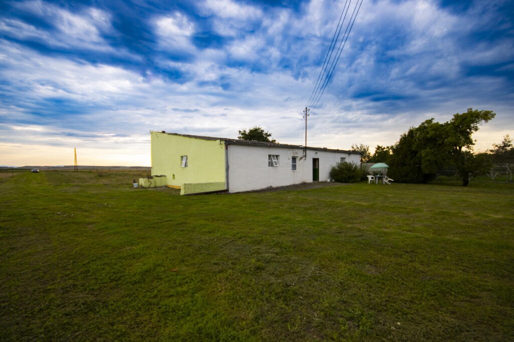 Duża działka z domem -wiele możliwości użytkowania - zdjęcie 1