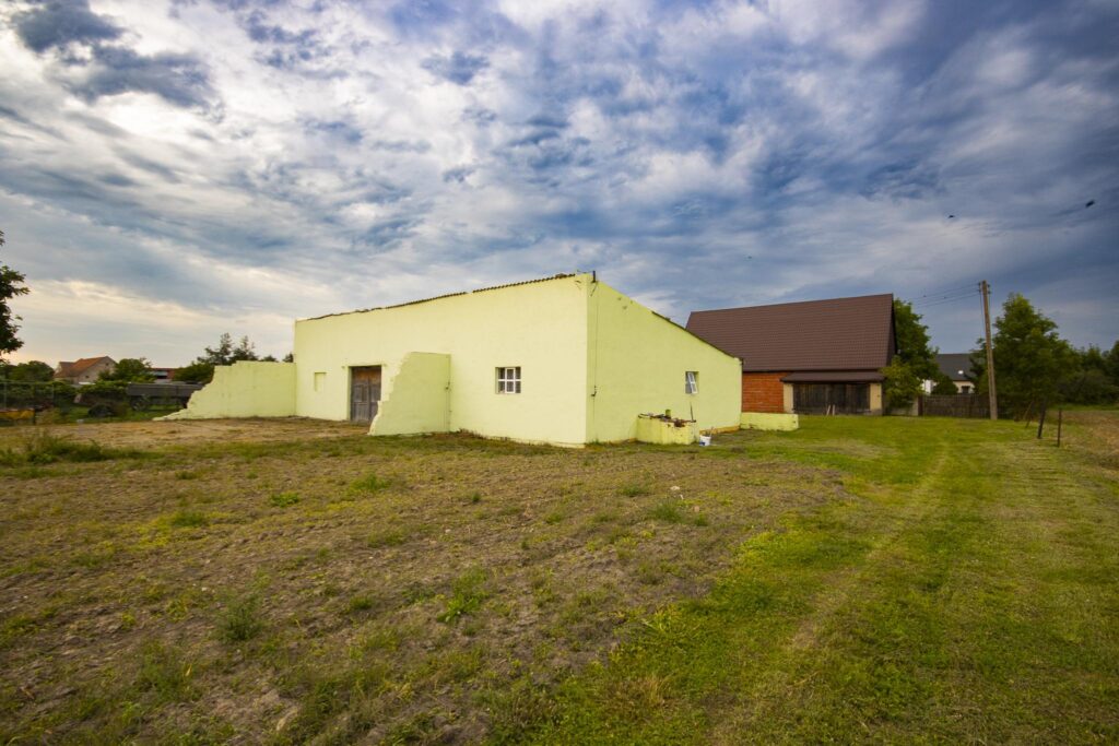 Duża działka z domem -wiele możliwości użytkowania - zdjęcie 2