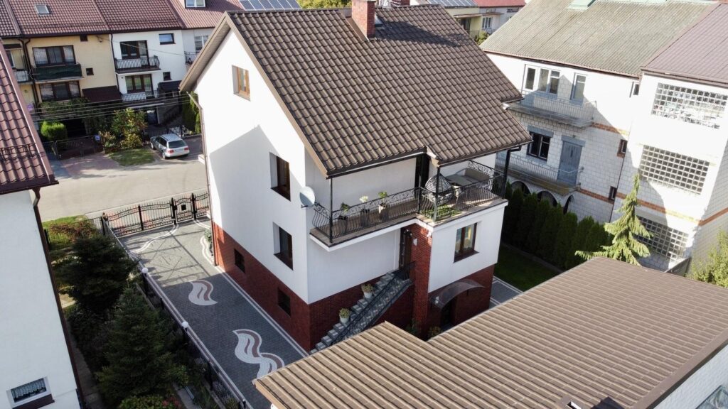 Komfortowy dom w atrakcyjnej okolicy - zdjęcie 15