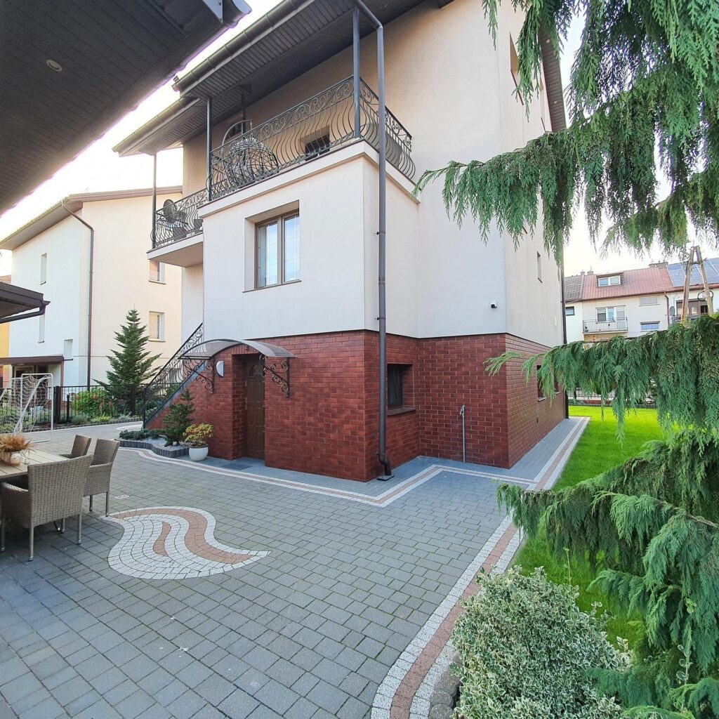 Komfortowy dom w atrakcyjnej okolicy - zdjęcie 16