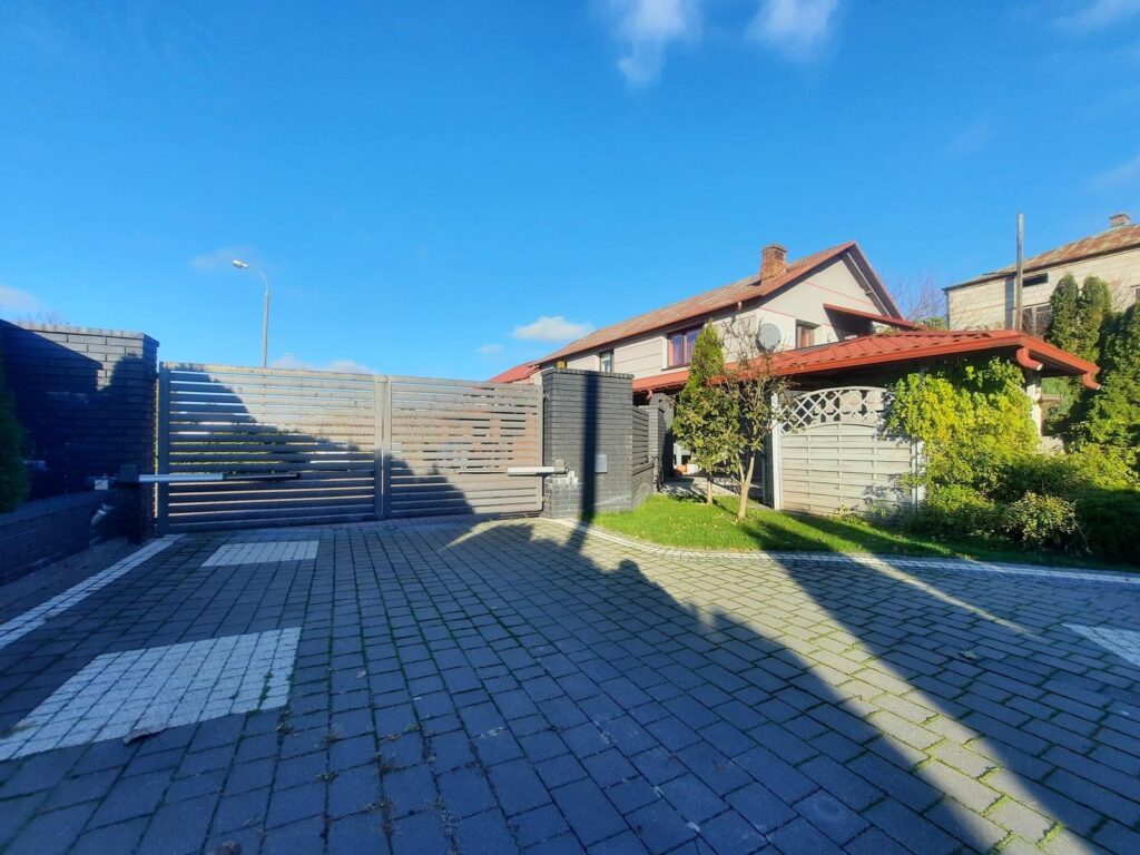 Dom z częściową użytkową Al. Jana Pawła II - zdjęcie 8