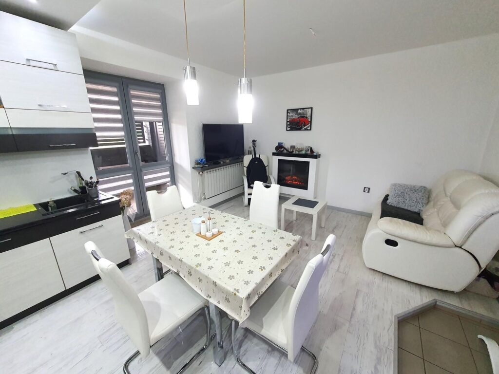 Dom z częściową użytkową Al. Jana Pawła II - zdjęcie 9