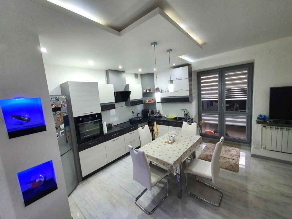 Dom z częściową użytkową Al. Jana Pawła II - zdjęcie 10