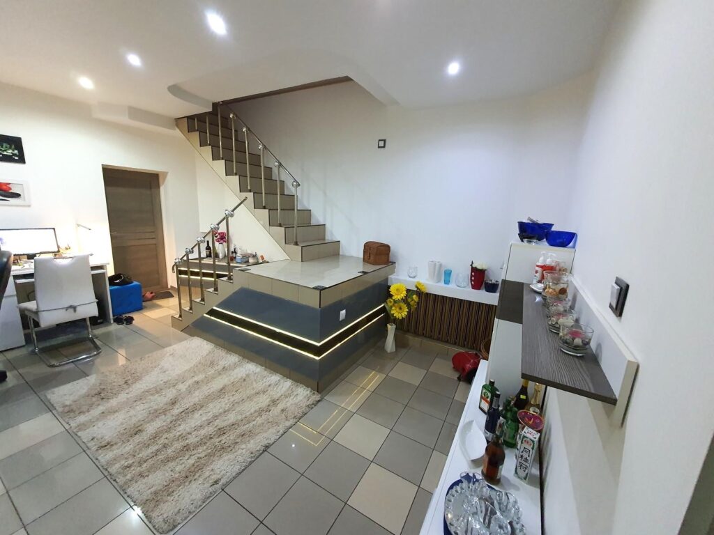 Dom z częściową użytkową Al. Jana Pawła II - zdjęcie 11