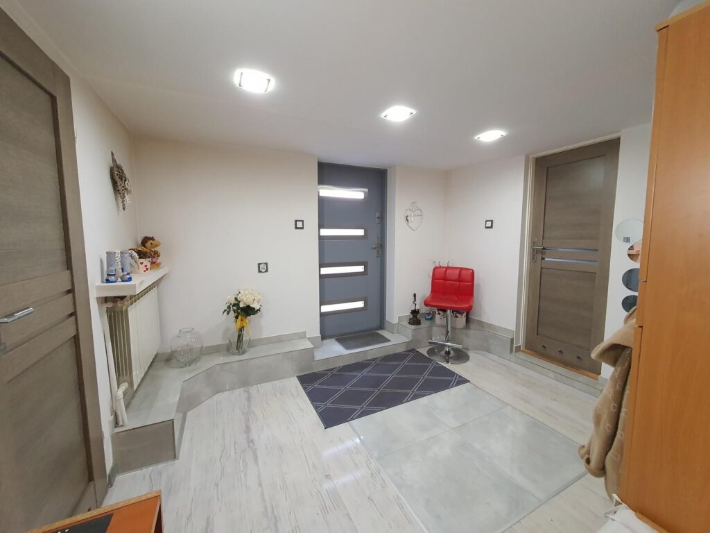 Dom z częściową użytkową Al. Jana Pawła II - zdjęcie 15