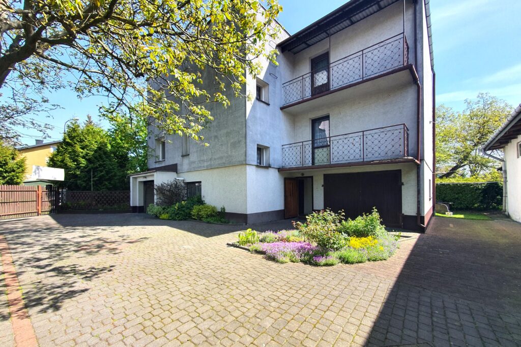 Dom na sprzedaż z działką inwestycyjną - zdjęcie 1