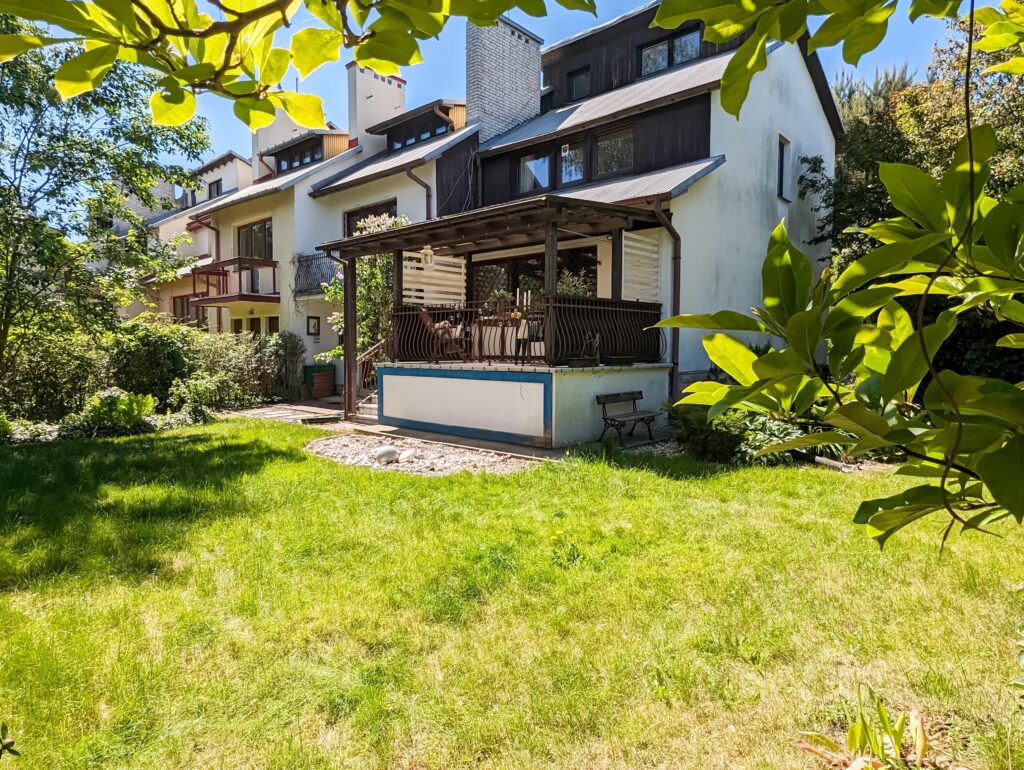 Skrajny segment na dużej działce otoczony zielenią - zdjęcie 4