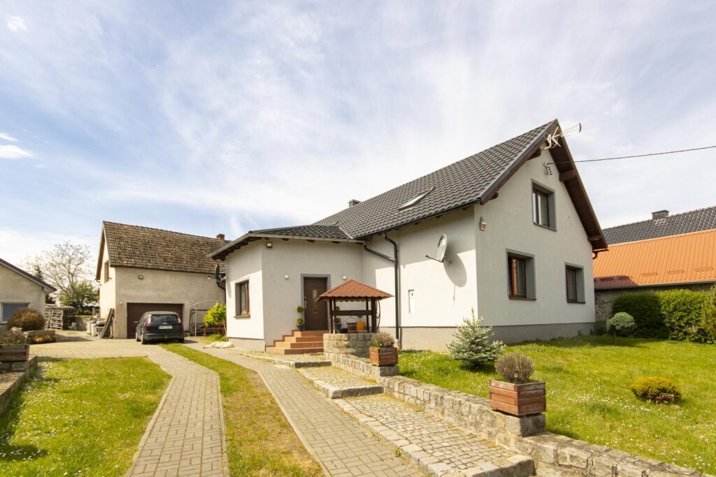 Dom na sprzedaż w Bukowie - duża działka - zdjęcie 1