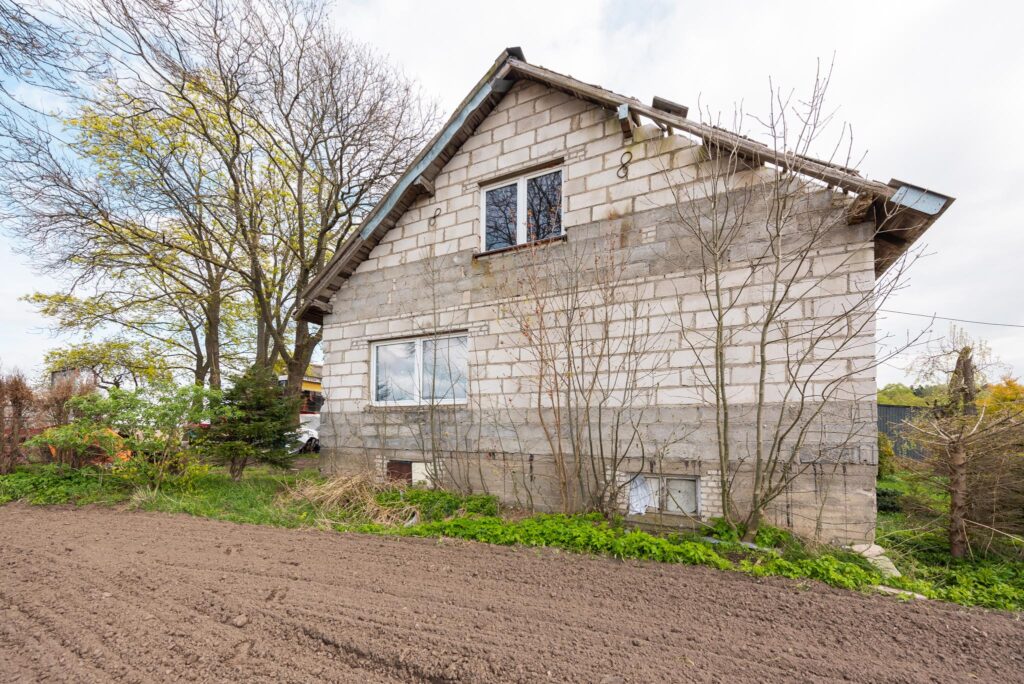 Dom wolnostojący do remontu 127 m2 w cenie działki - zdjęcie 3