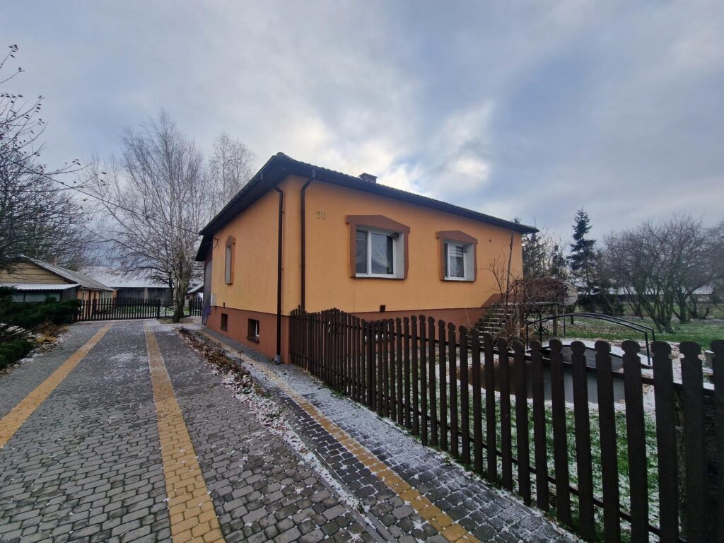 Dom w centrum Sosnówki z dużą działką. - zdjęcie 1