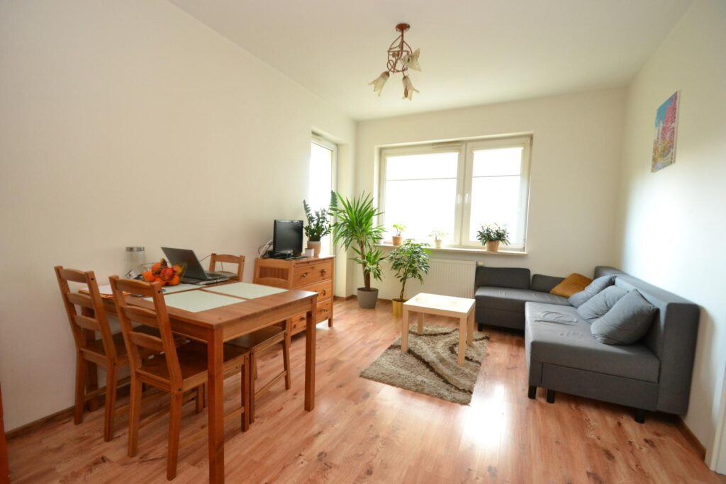 Przytulne 2 pokoje blisko Metra - zdjęcie 1