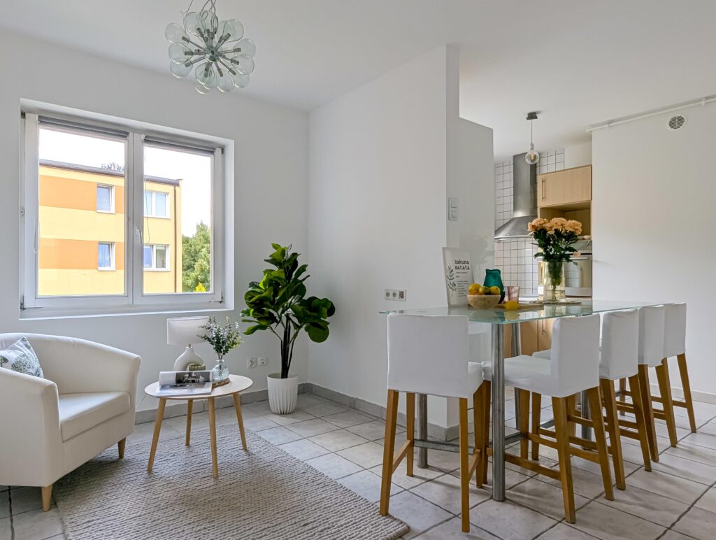 Trzy pokoje gotowe do wprowadzenia, garaż - zdjęcie 1