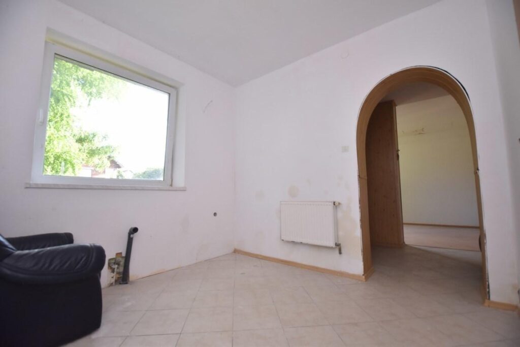 Wolnostojący dom - 240 m2,  gm. Lewin Brzeski - zdjęcie 2