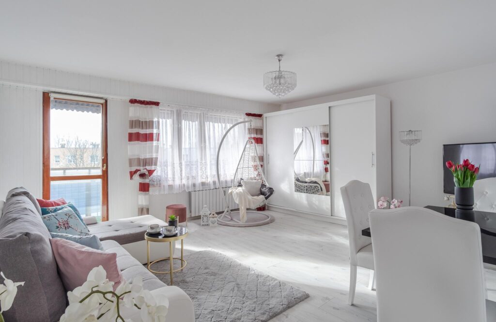 Gotowe do zamieszkania w dobrej lokalizacji - zdjęcie 1