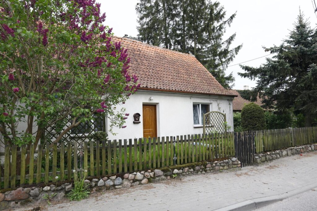 Urokliwy dom w otoczeniu zieleni - zdjęcie 1