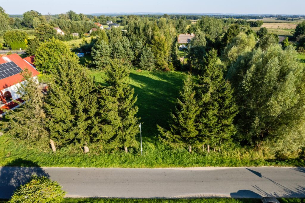 Działka budowlana z uzbrojeniem na sprzedaż - zdjęcie 1