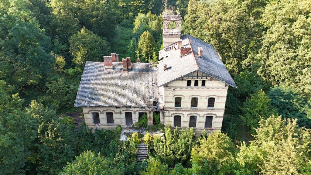 Atrakcyjny zespół dworsko-parkowy z 1800-nego roku - zdjęcie 8