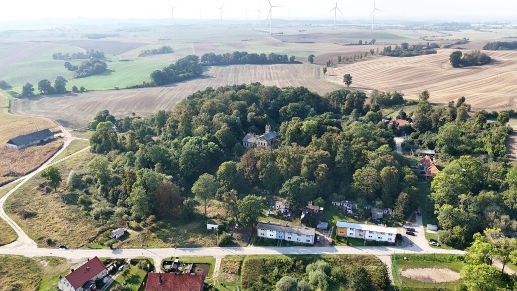 Atrakcyjny zespół dworsko-parkowy z 1800-nego roku - zdjęcie 1