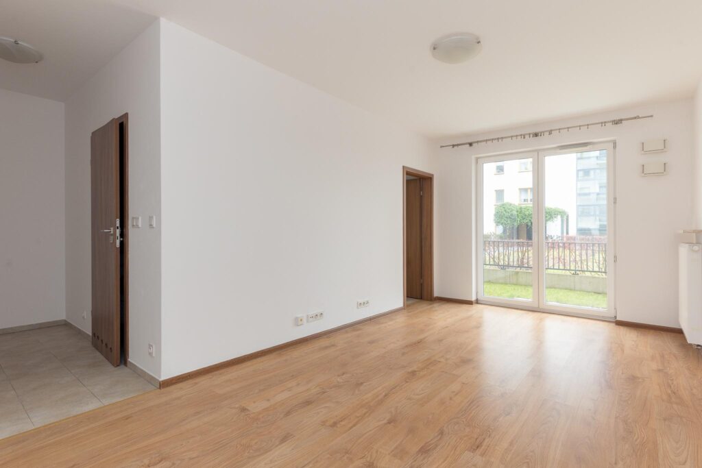 Kawalerka typu studio z 26 m ogródkiem, Ostroroga - zdjęcie 1