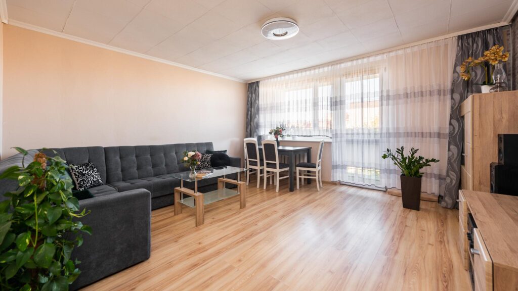 Przestronne mieszkanie 65m2 z balkonem i piwnicą - zdjęcie 2