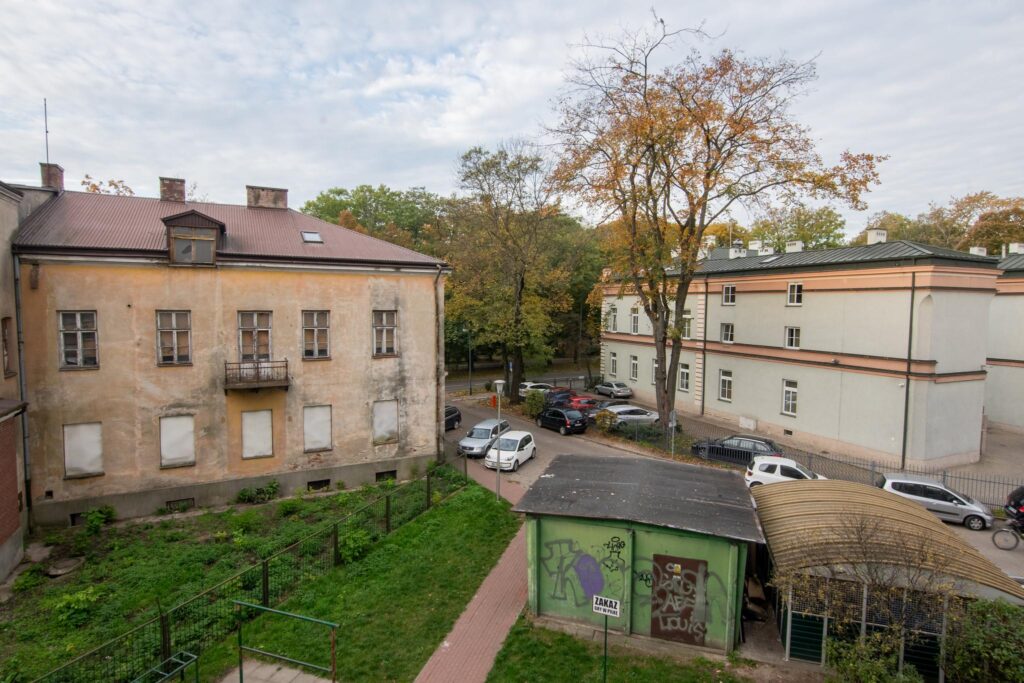 Do remontu 3- pokojowe mieszkanie w Centrum miasta - zdjęcie 32