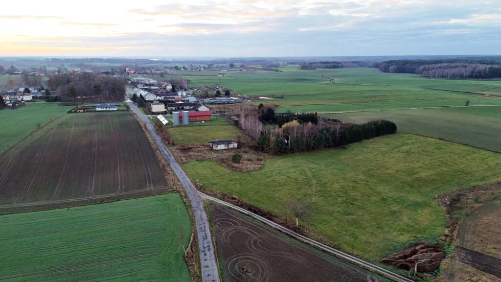 Działka z budynkiem usługowym z dobrym dojzdem - zdjęcie 2