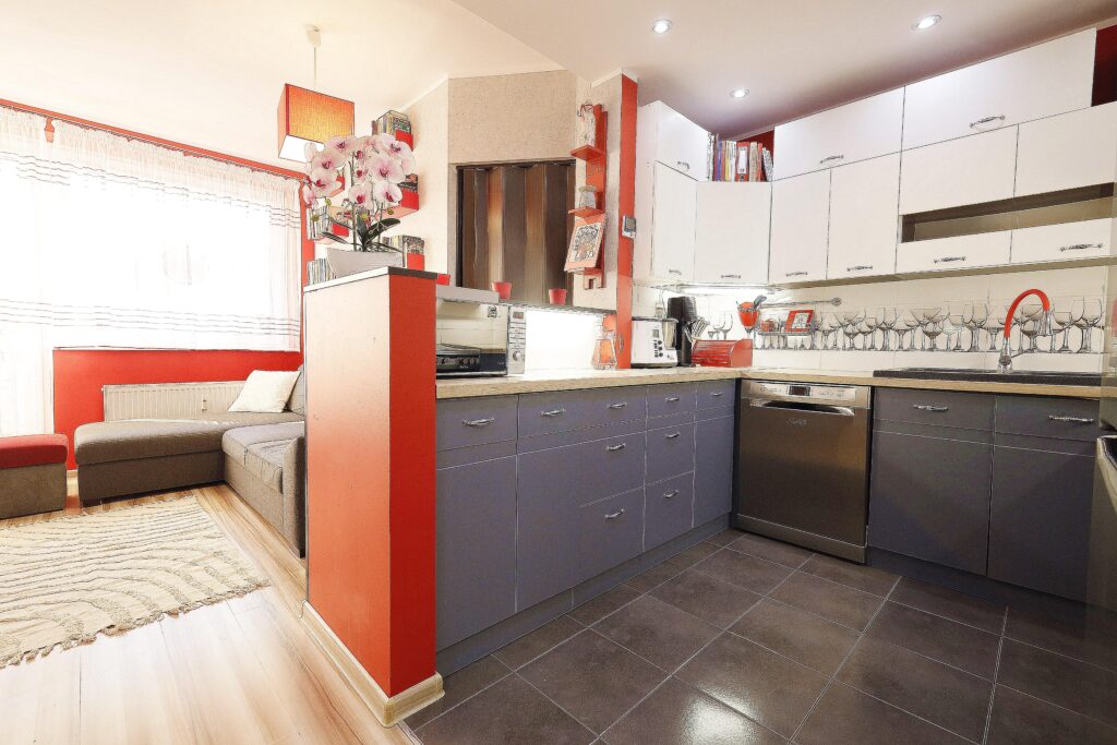 Dwustronne mieszkanie 3-pok. z kominkiem w centrum - zdjęcie 1