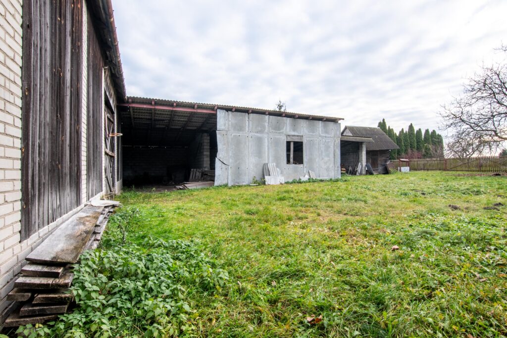 Nieruchomość z domem, gospodarstwem, lasem i polem - zdjęcie 15