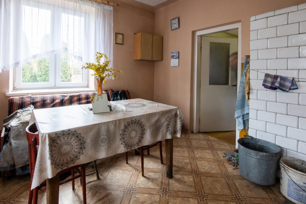 Nieruchomość z domem, gospodarstwem, lasem i polem - zdjęcie 25