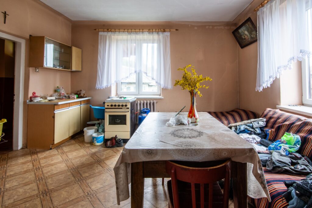 Nieruchomość z domem, gospodarstwem, lasem i polem - zdjęcie 26