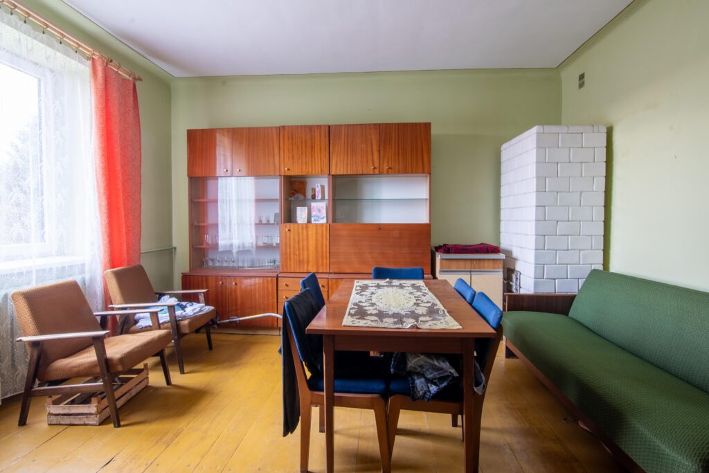 Nieruchomość z domem, gospodarstwem, lasem i polem - zdjęcie 9