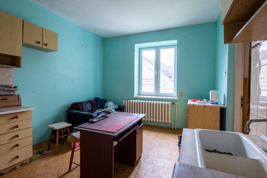 Nieruchomość z domem, gospodarstwem, lasem i polem - zdjęcie 32