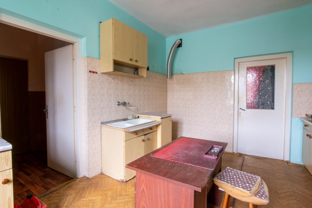 Nieruchomość z domem, gospodarstwem, lasem i polem - zdjęcie 34