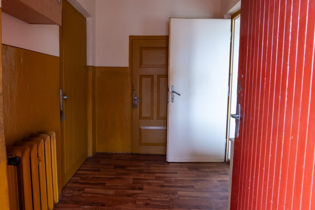 Nieruchomość z domem, gospodarstwem, lasem i polem - zdjęcie 10